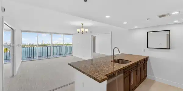 7601 E Treasure Dr