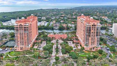 60 Edgewater Dr