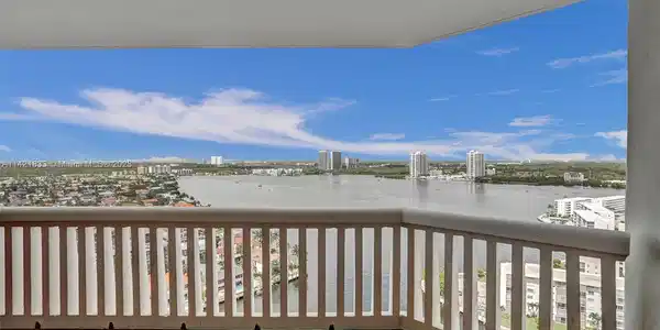 1000 W Island Blvd