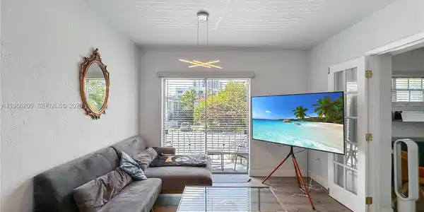 1611 West Ave
