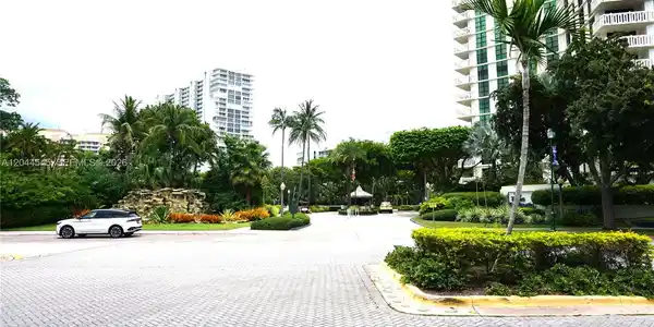 1111 Crandon Blvd