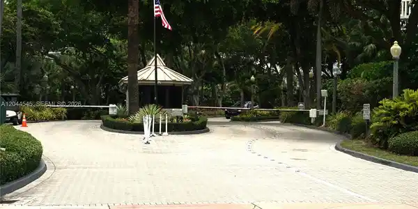 Image 4: Security gate