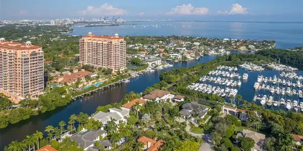60 Edgewater Dr Unit 5E