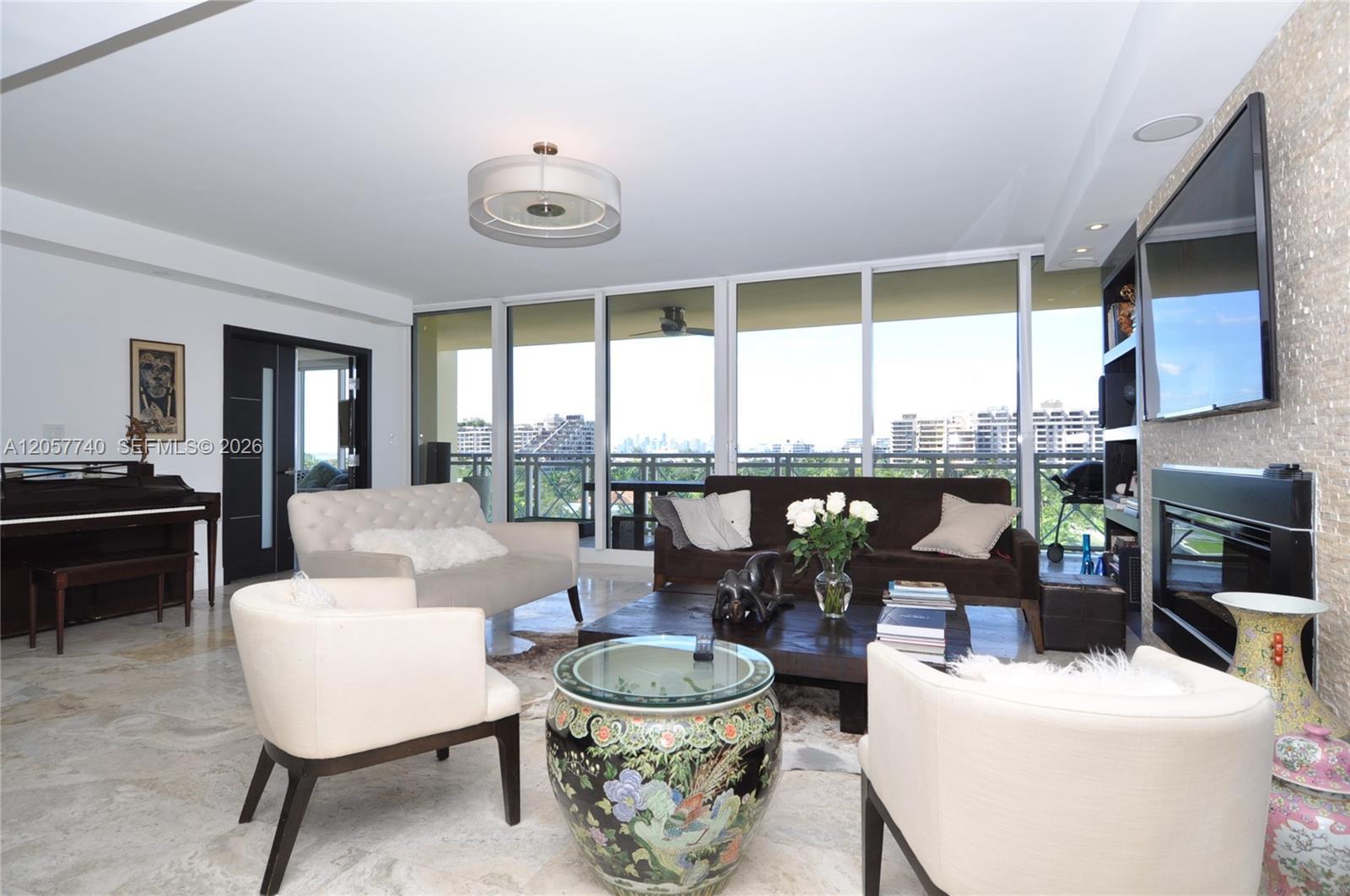 Image 4: LIVING ROOM