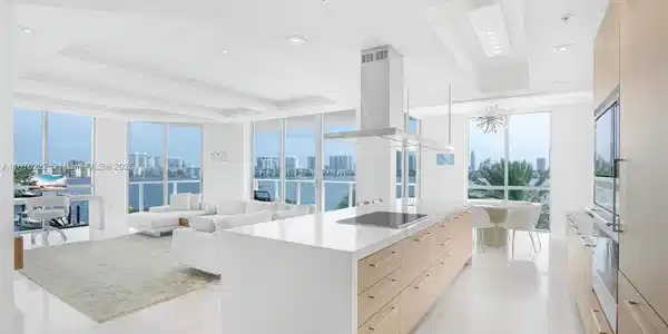 17111 Biscayne Blvd