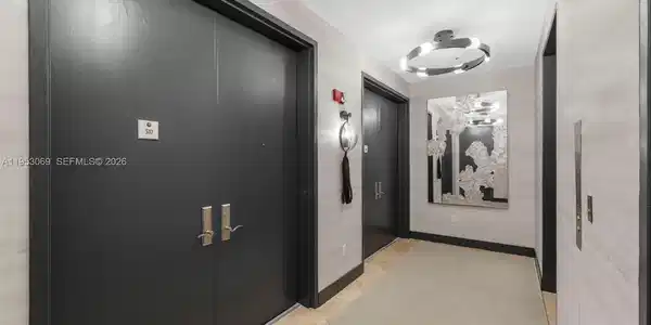Image 3: Private elevator landing
