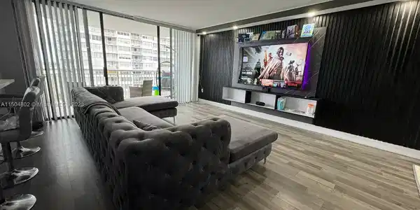 18071 Biscayne Blvd