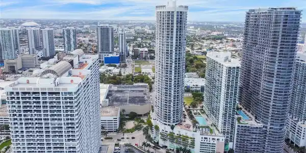 1750 N Bayshore Dr