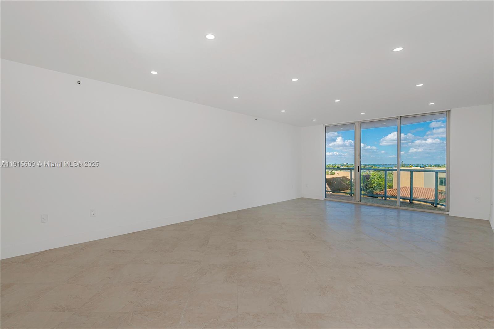 Image 4: Living Room