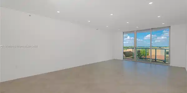 Image 4: Living Room