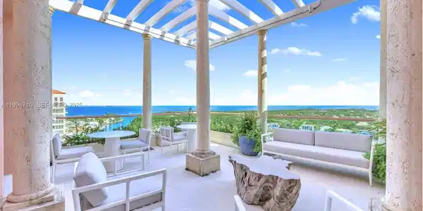 60 Edgewater Dr