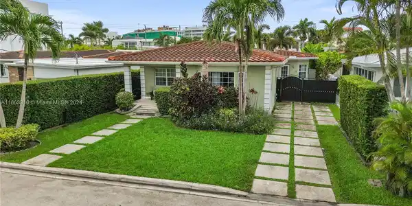 9432 Carlyle Ave
