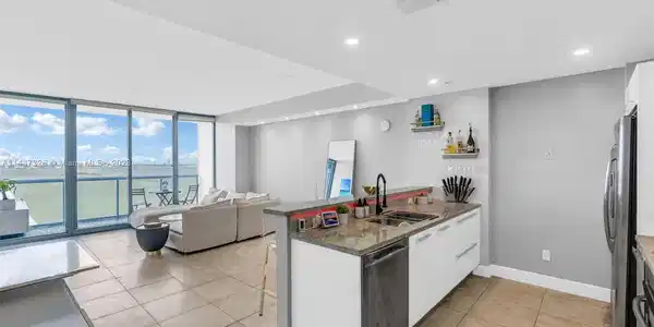601 NE 36th St Unit 2411