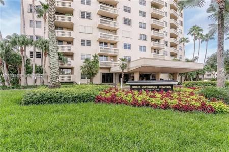 90 Edgewater Dr