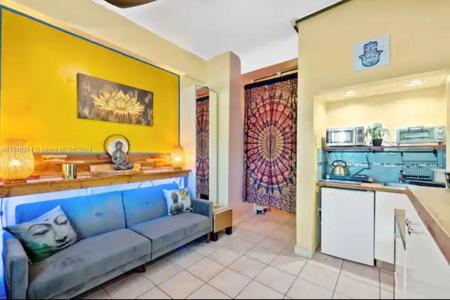 255 W 24th St