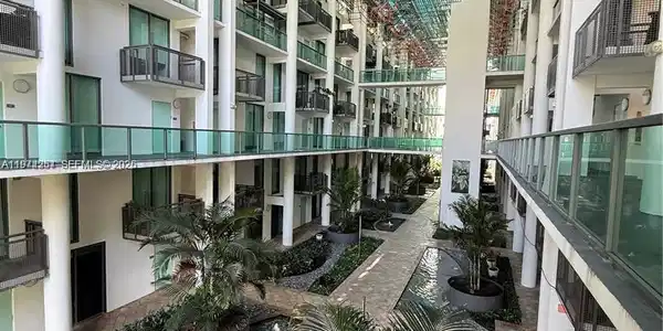 6000 Collins Ave