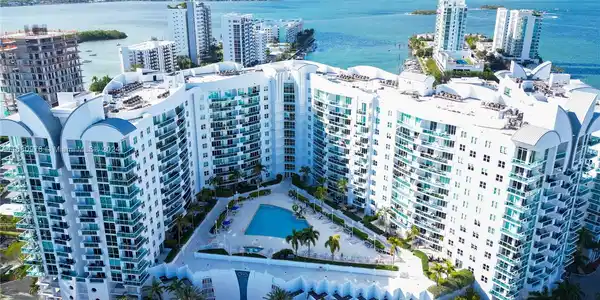 7900 Harbor Island Dr