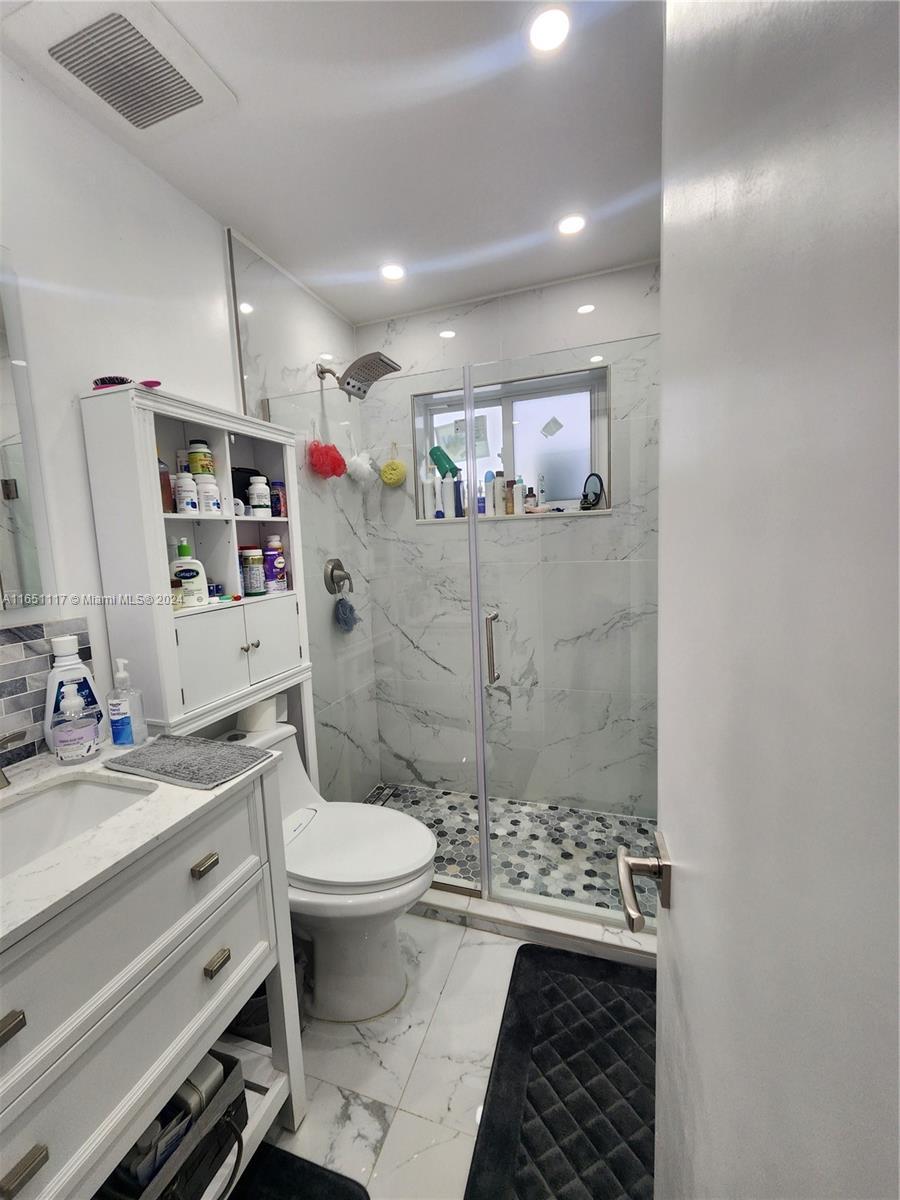 Image 4: Remodeled bathrooms!