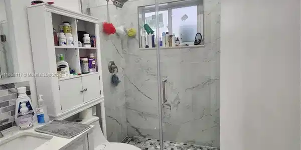 Image 4: Remodeled bathrooms!