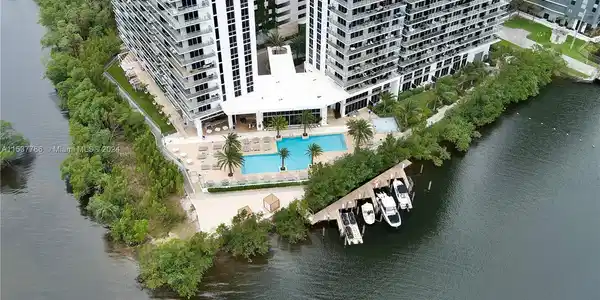 16385 Biscayne Blvd
