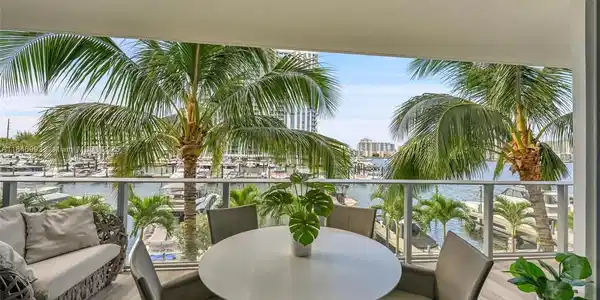 17111 Biscayne Blvd