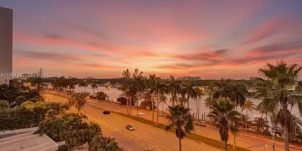 5005 Collins Ave