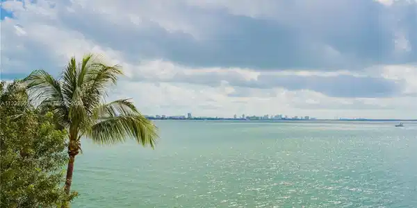 2016 Bay Dr Unit 307