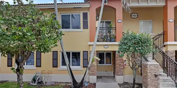 985 NE 33rd Ter