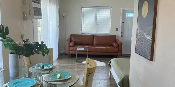 Image 4: Dining area ( current furnitures)