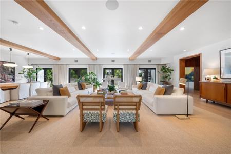 3125 Pine Tree Dr