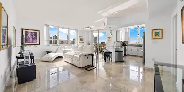 2000 N Bayshore Dr