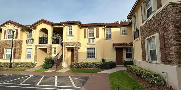 1575 NE 33