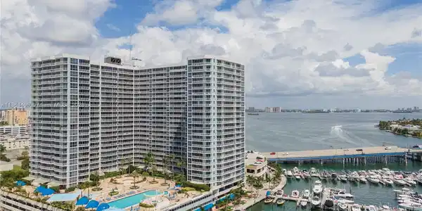 7601 E Treasure Dr Unit 923