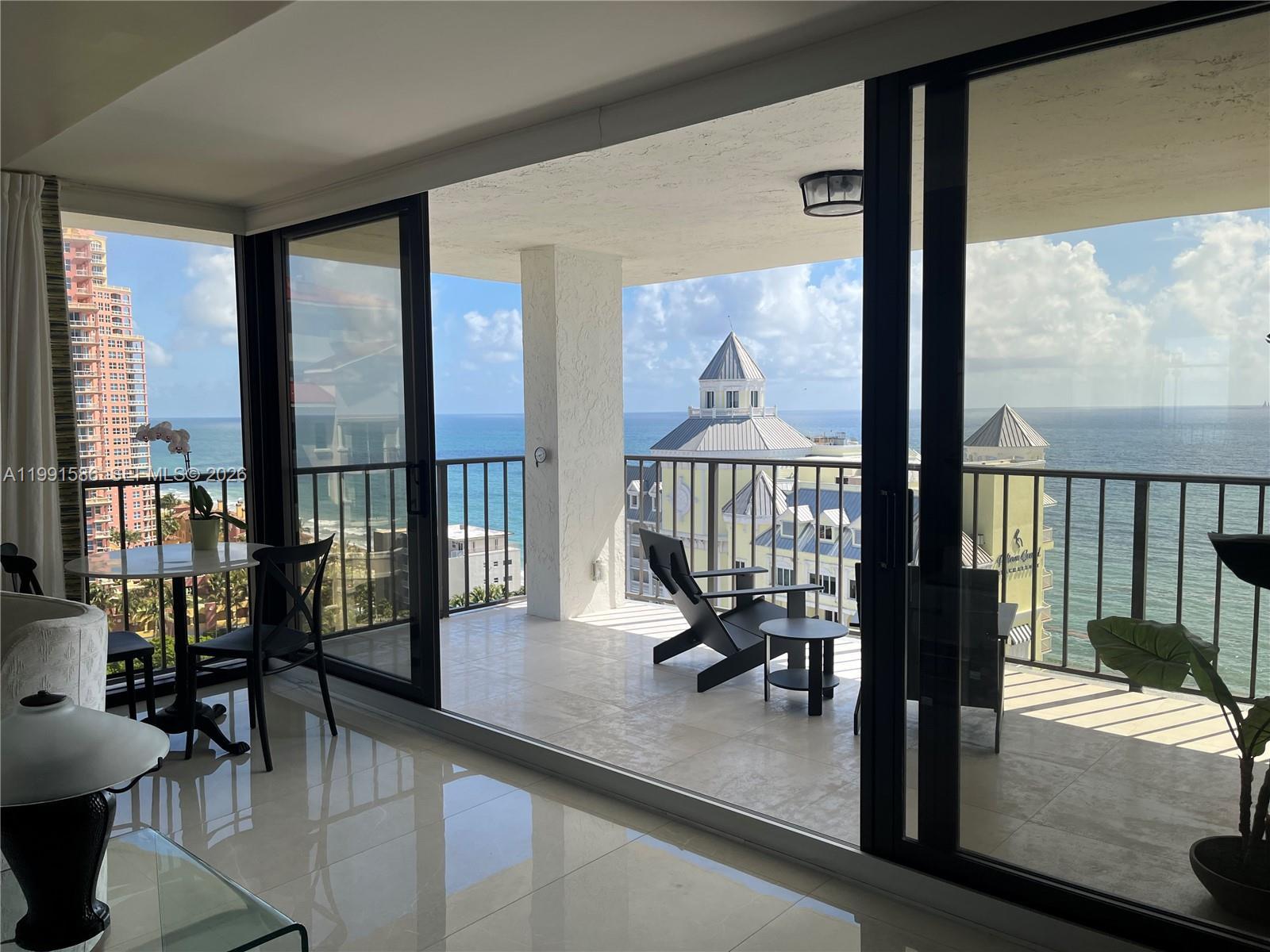 Image 2: Corner penthouse features 4 feet of extra corner impact glass giving depth and extraordinary views.