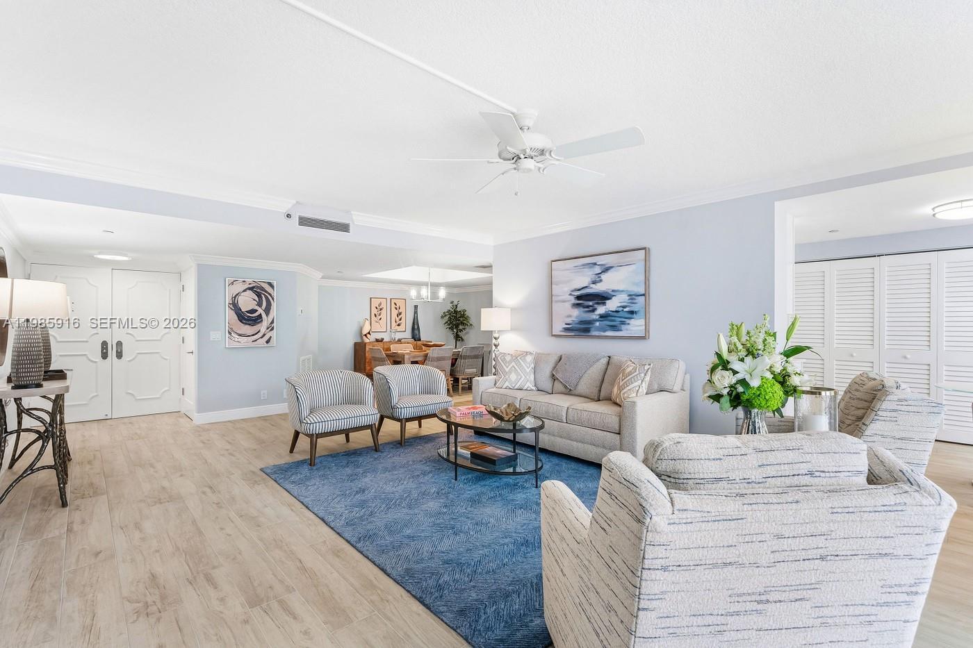 Image 4: Living Room