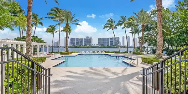 3255 NE 184th St Unit 12217