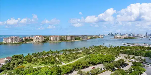 400 S Pointe Dr