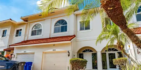 835 NE 17th Way