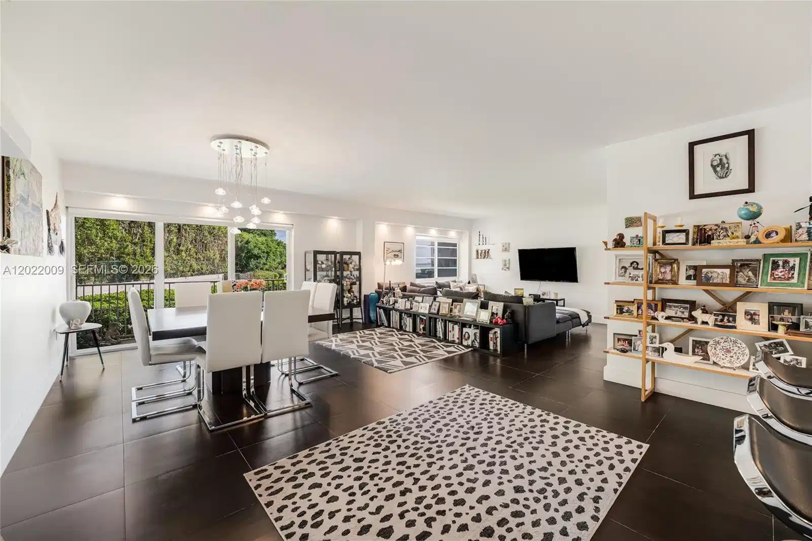 Image 1: Living Area