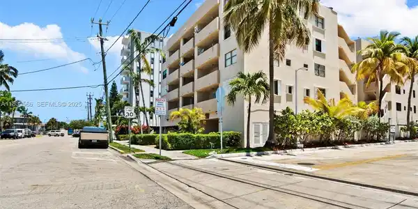 7125 Bay Dr