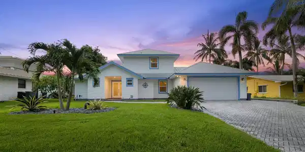 1359 SW Dyer Point