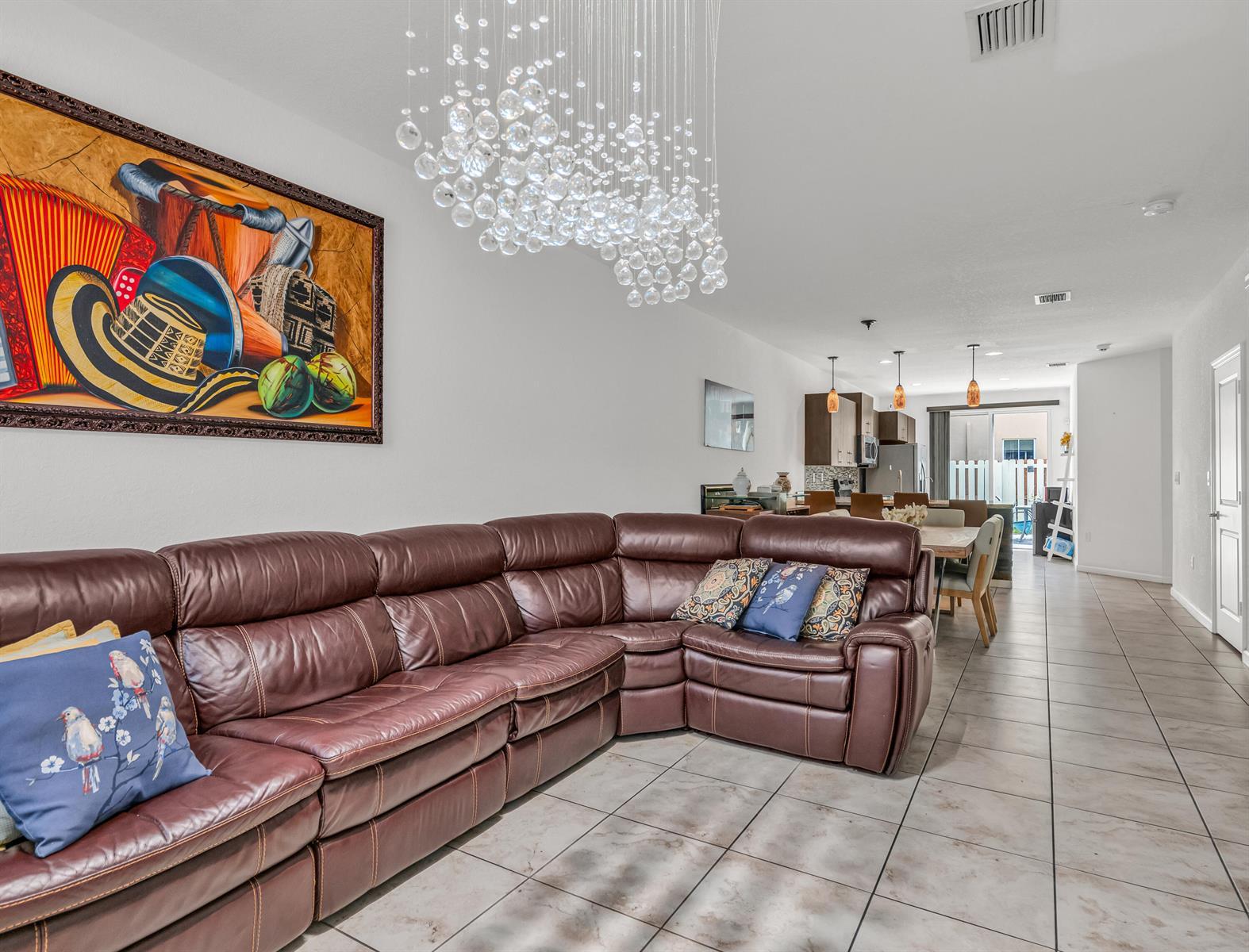Image 4: living room 2