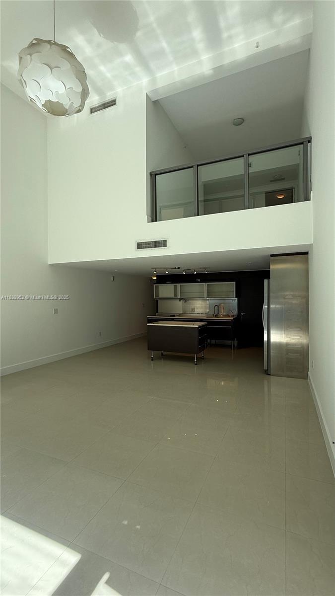 Image 3: Loft-Style Residence