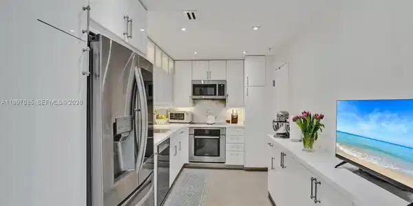90 Edgewater Dr