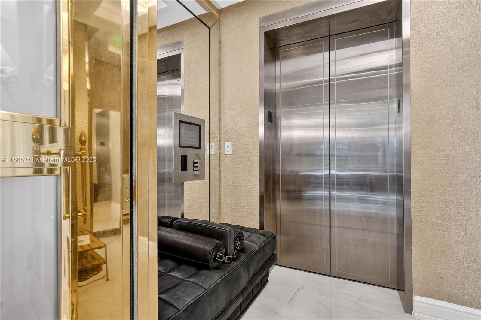 Image 3: Private elevator