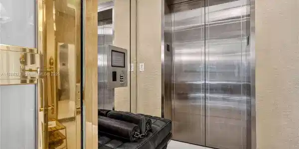 Image 3: Private elevator