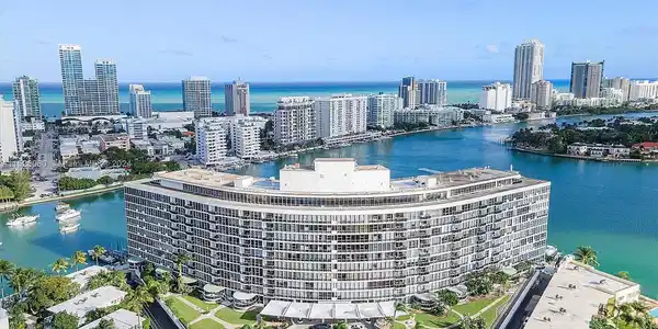 900 Bay Dr