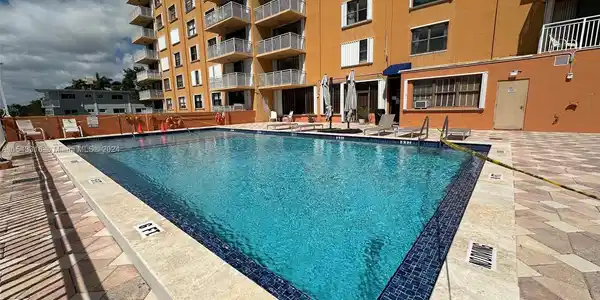 2450 NE 135th St