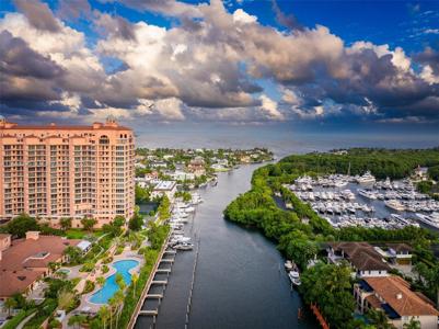10 Edgewater Dr
