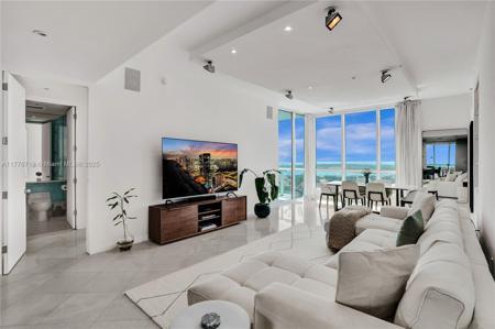 100 S Pointe Dr